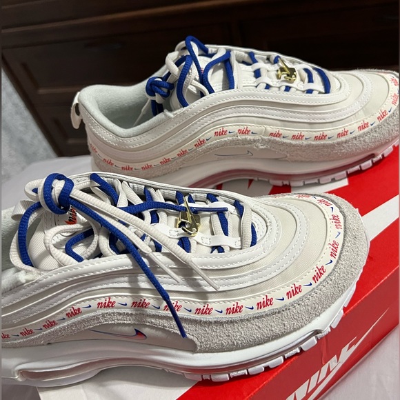 W AIR MAX 97 SE
LIGHT BONE/UNIVERSITY RED
OS CLAIR/UNIVERSITE ROUGE - Picture 4 of 9